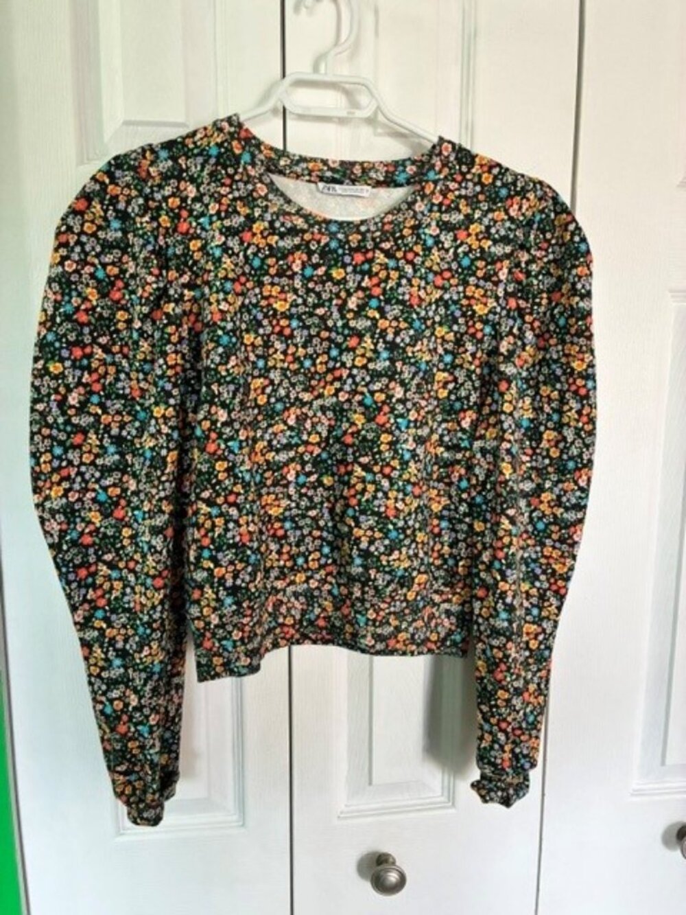 Zara Puffed Sleeve Floral Cropped Sweatshirt Size M